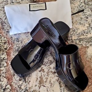 Women’s rubber slide black sandal size 35.